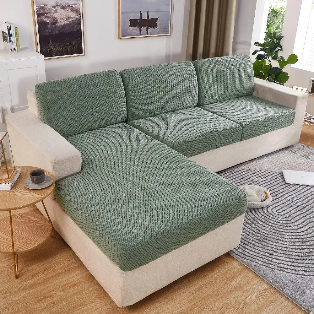 Housses vertes sur les coussins d'assise d'un canapé d'angle