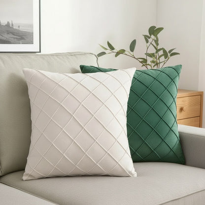 Housses de coussin en velours à losanges plissés crème et vert sur un canapé