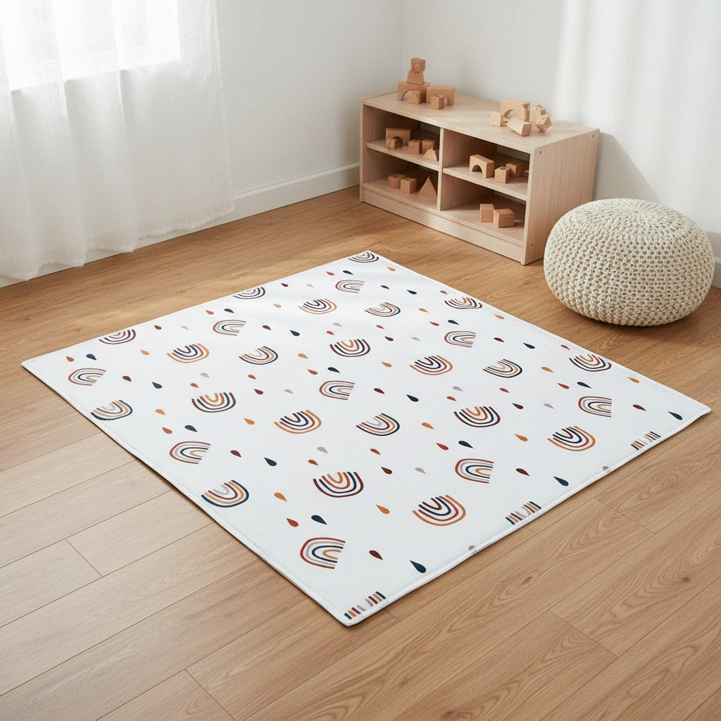 Tapis de sol bébé à arcs-en-ciel et gouttes déplié sur un parquet, près d'une étagère à jouets